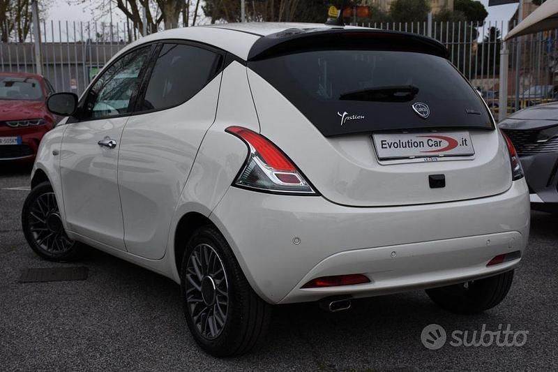 Usata Lancia Ypsilon Gold 69 CV (50 kW) 2023 Bianco pastello Utilitaria