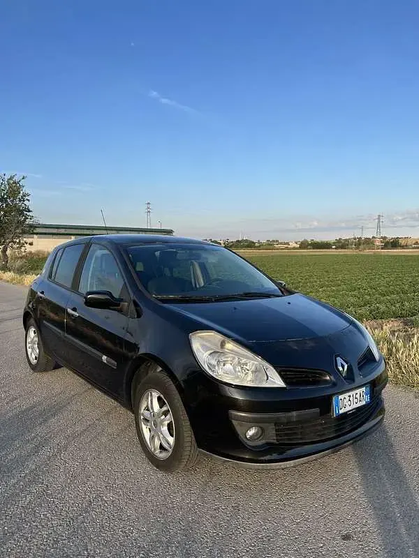 Usata Renault Clio II LE 75 CV (55 kW) 2007 Berlina