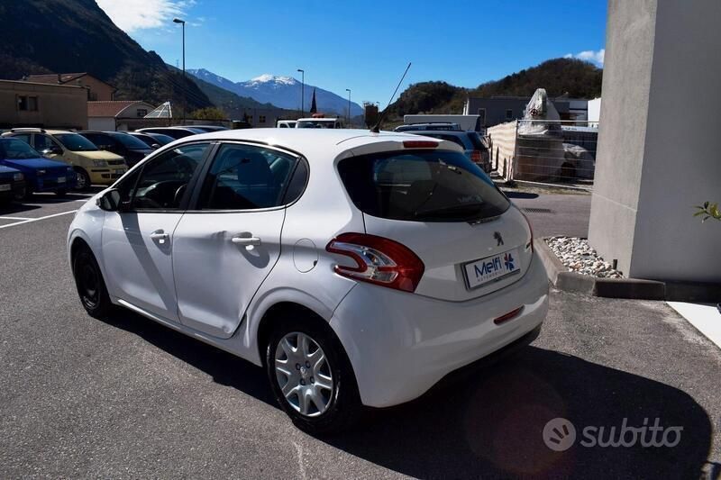 Usata Peugeot 208 Active 68 CV (50 kW) 2013 Bianco Utilitaria