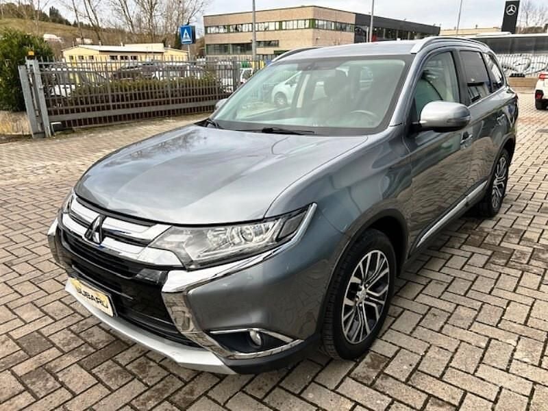 Usata Mitsubishi Outlander Instyle 150 CV (110 kW) 2015 Argento SUV