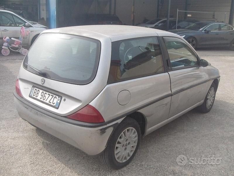 Usata Lancia Ypsilon 60 CV (44 kW) 1999 Grigio Utilitaria