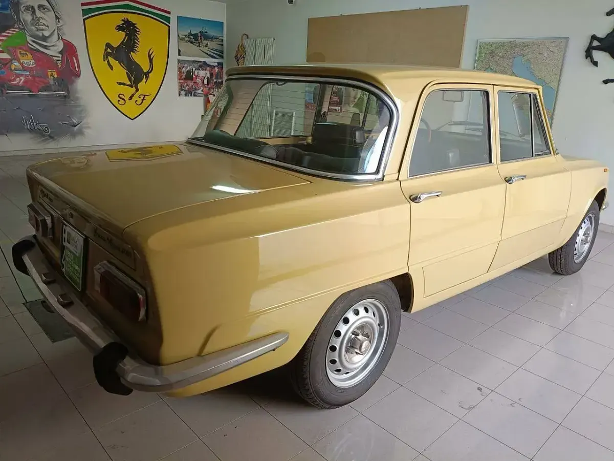 Usata Alfa Romeo Giulia Super 89 CV (65 kW) 1975 Beige Berlina