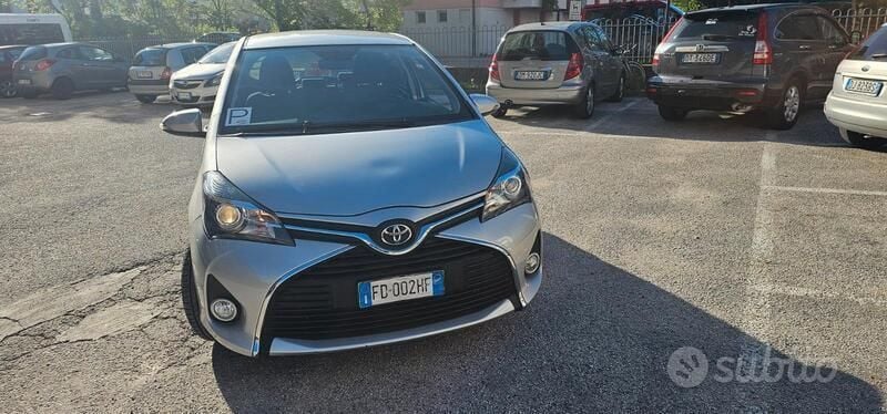 Usata Toyota Yaris 68 CV (50 kW) 2015 Grigio Berlina