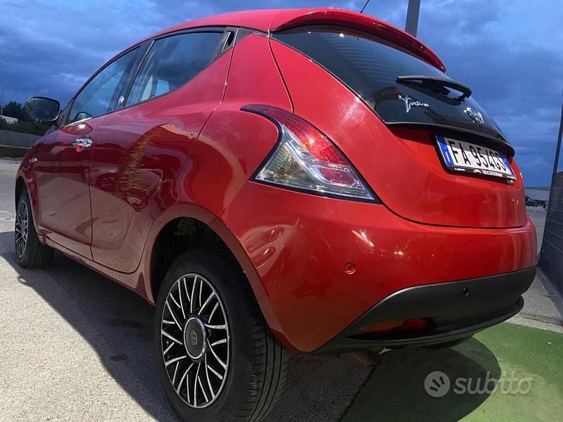Usata Lancia Ypsilon 85 CV (62 kW) 2015 Rosso Utilitaria