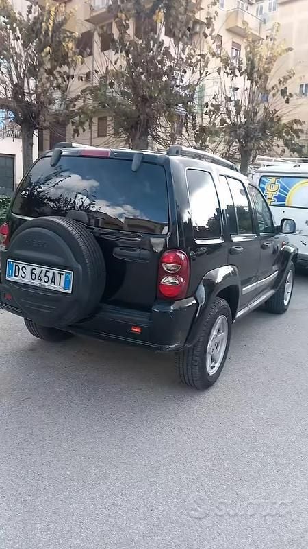 Usado Jeep Cherokee 177 CV (130 kW) 2008 Negro SUV