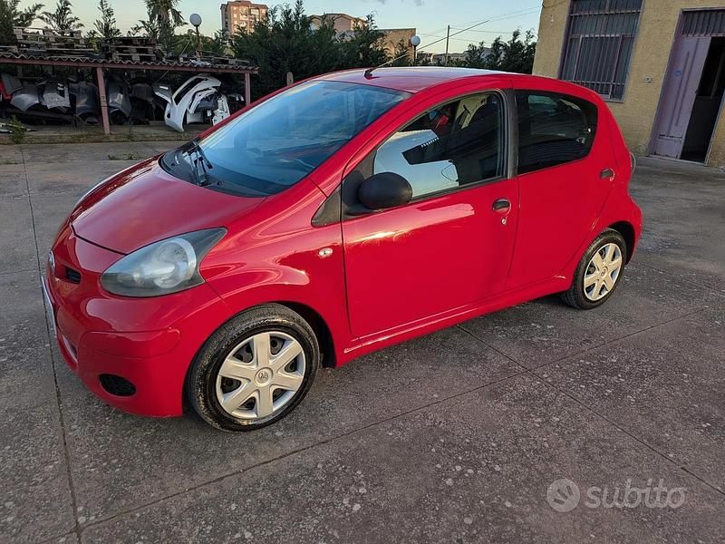 Usata Toyota Aygo 69 CV (50 kW) 2010 Rosso Utilitaria