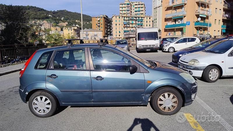 Usata Ford Fiesta 68 CV (50 kW) 2003 Verde Utilitaria