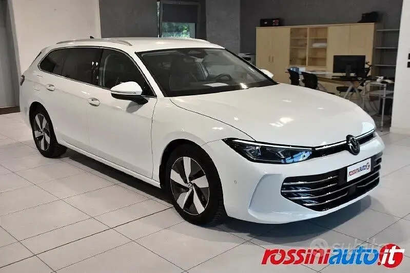 Usata VW Passat Elegance 150 CV (110 kW) 2025 Bianco Station wagon