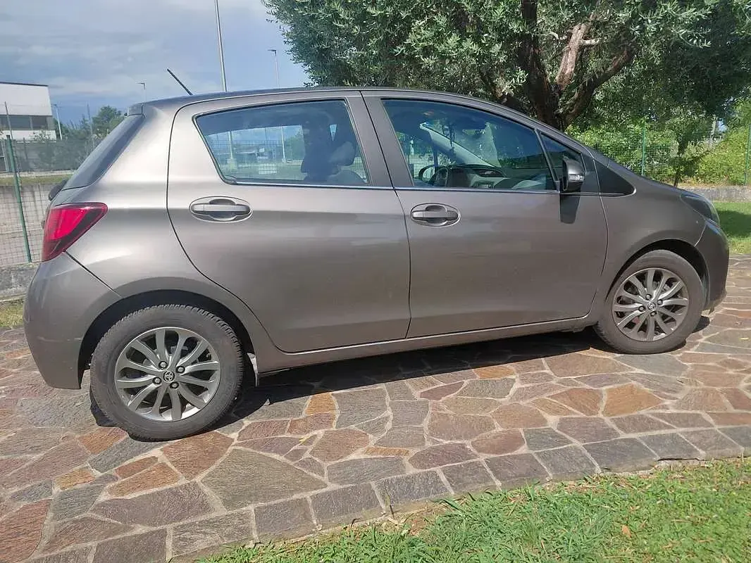 Usata Toyota Yaris Edition 69 CV (50 kW) 2017 Grigio Berlina