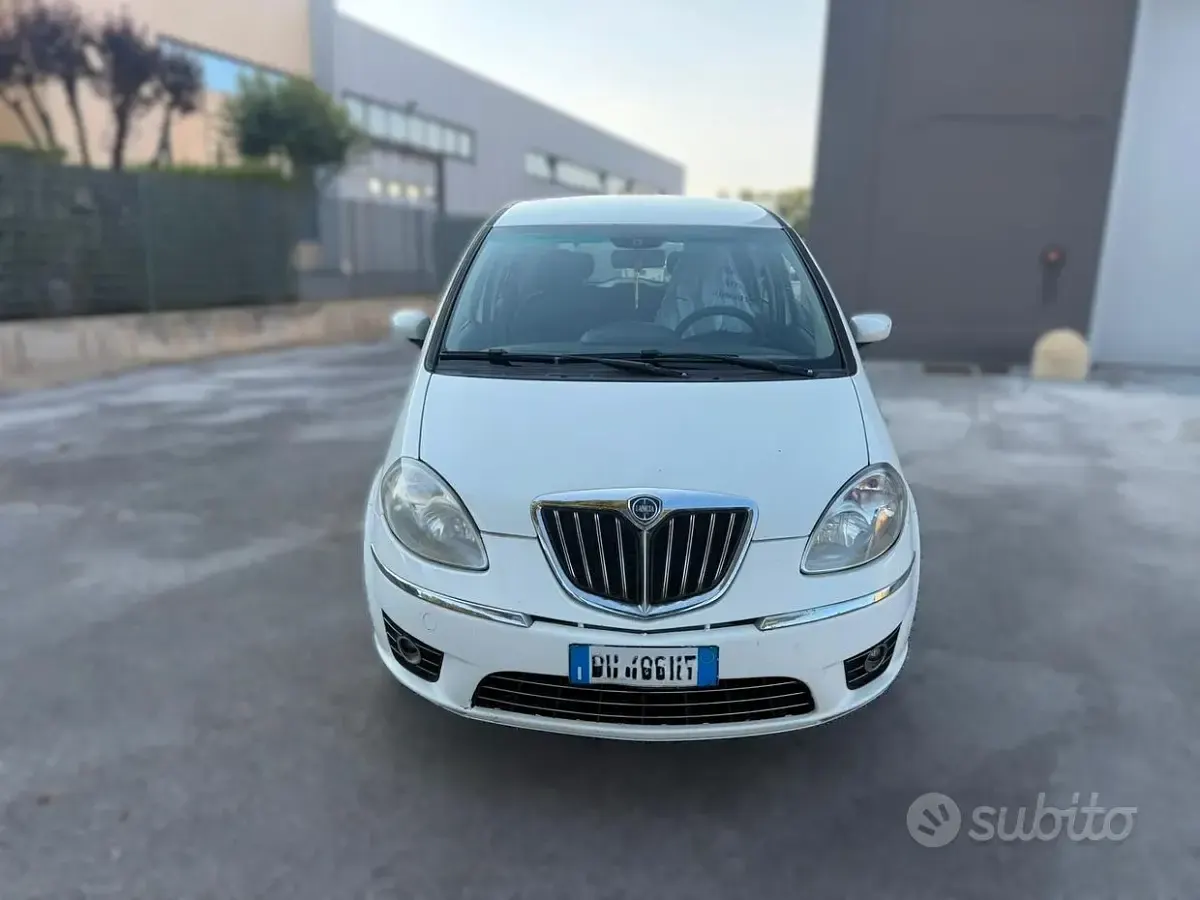Usata Lancia Musa 77 CV (56 kW) 2011 Bianco Monovolume