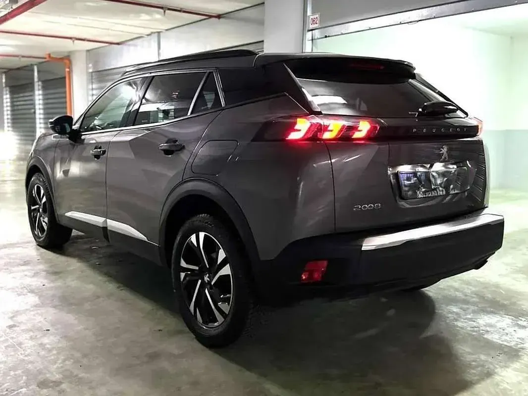Usata Peugeot 2008 Allure 102 CV (75 kW) 2022 Argento SUV