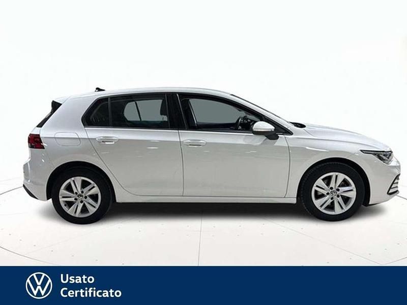 Begagnad VW Golf VIII Life 131 HK (96 kW) 2022 Vit Sedan