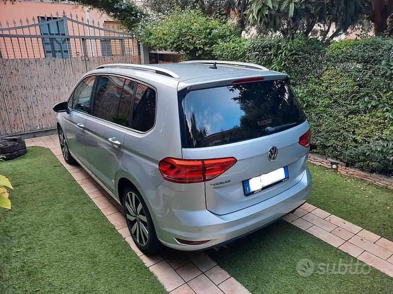Grigio Usata 2016 VW Touran Highline Monovolume | 18.000 € (Buon prezzo) - Immagine 1/4