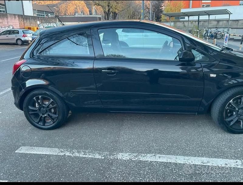 Usata Opel Corsa 90 CV (66 kW) 2006 Nero Utilitaria