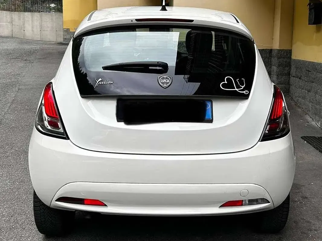Usata Lancia Ypsilon Silver 69 CV (50 kW) 2016 Bianco Utilitaria