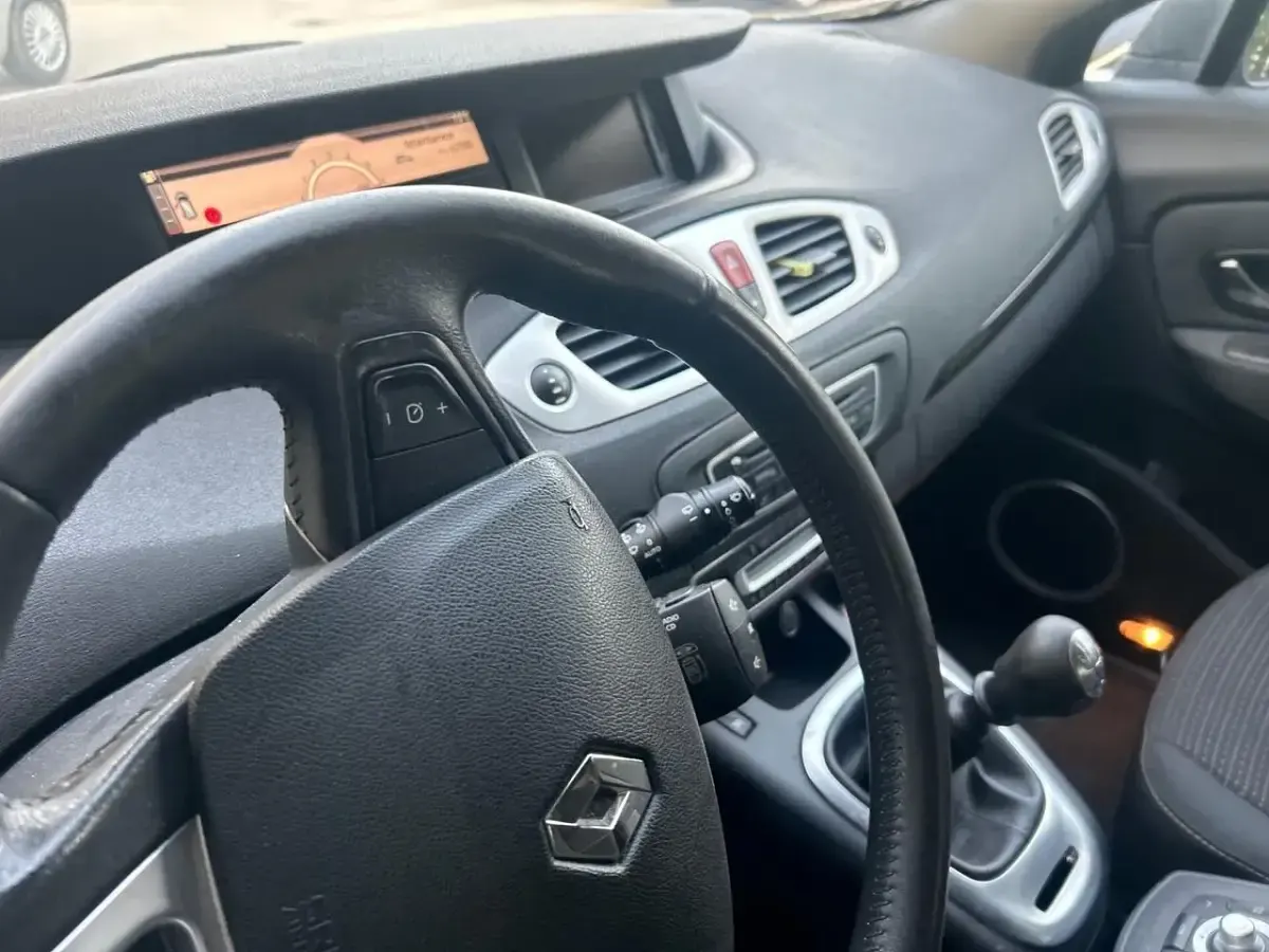 Käytetty Renault Scenic E-Tech 130 HP (95 kW) 2015 Musta Tila-auto