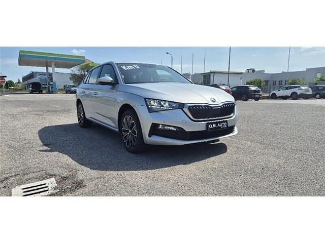 Bianco Nuova 2024 Skoda Scala Ambition Due volumi | 20.900 € (Buon prezzo) - Immagine 1/4
