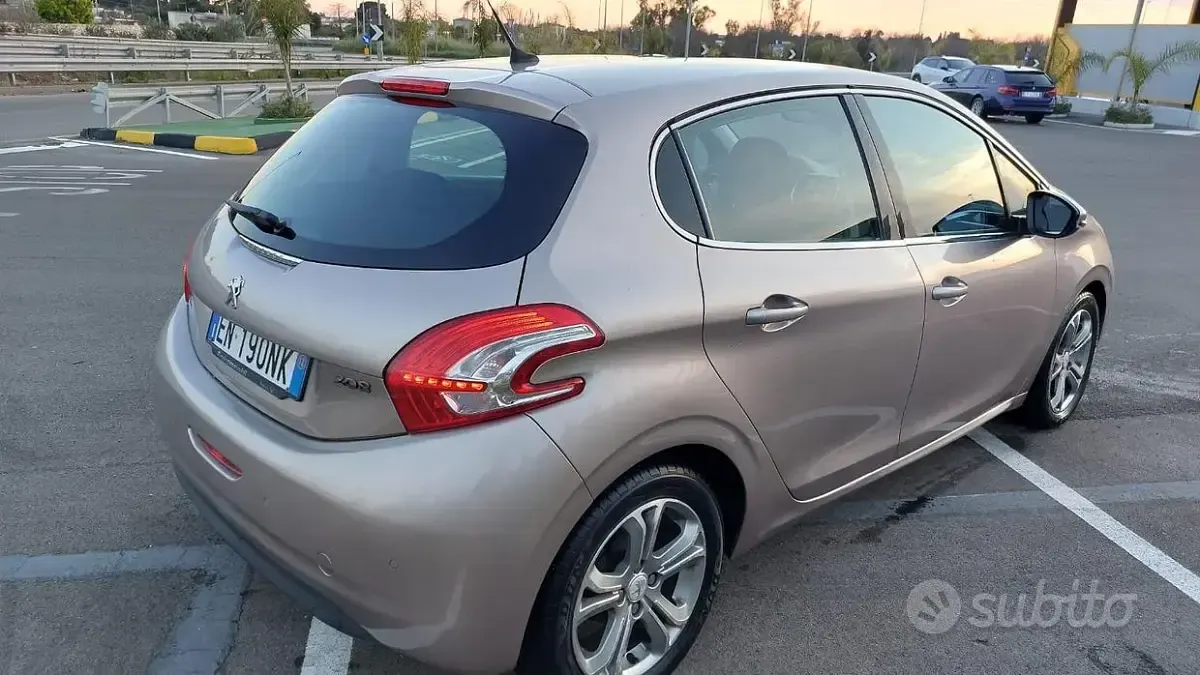 Usata Peugeot 208 Allure 68 CV (50 kW) 2012 Grigio Utilitaria