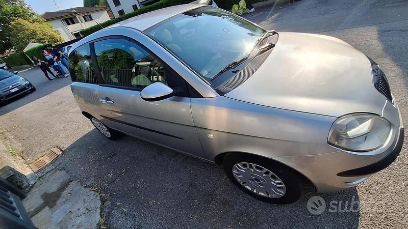 Usata Lancia Ypsilon 60 CV (44 kW) 2005 Grigio Utilitaria