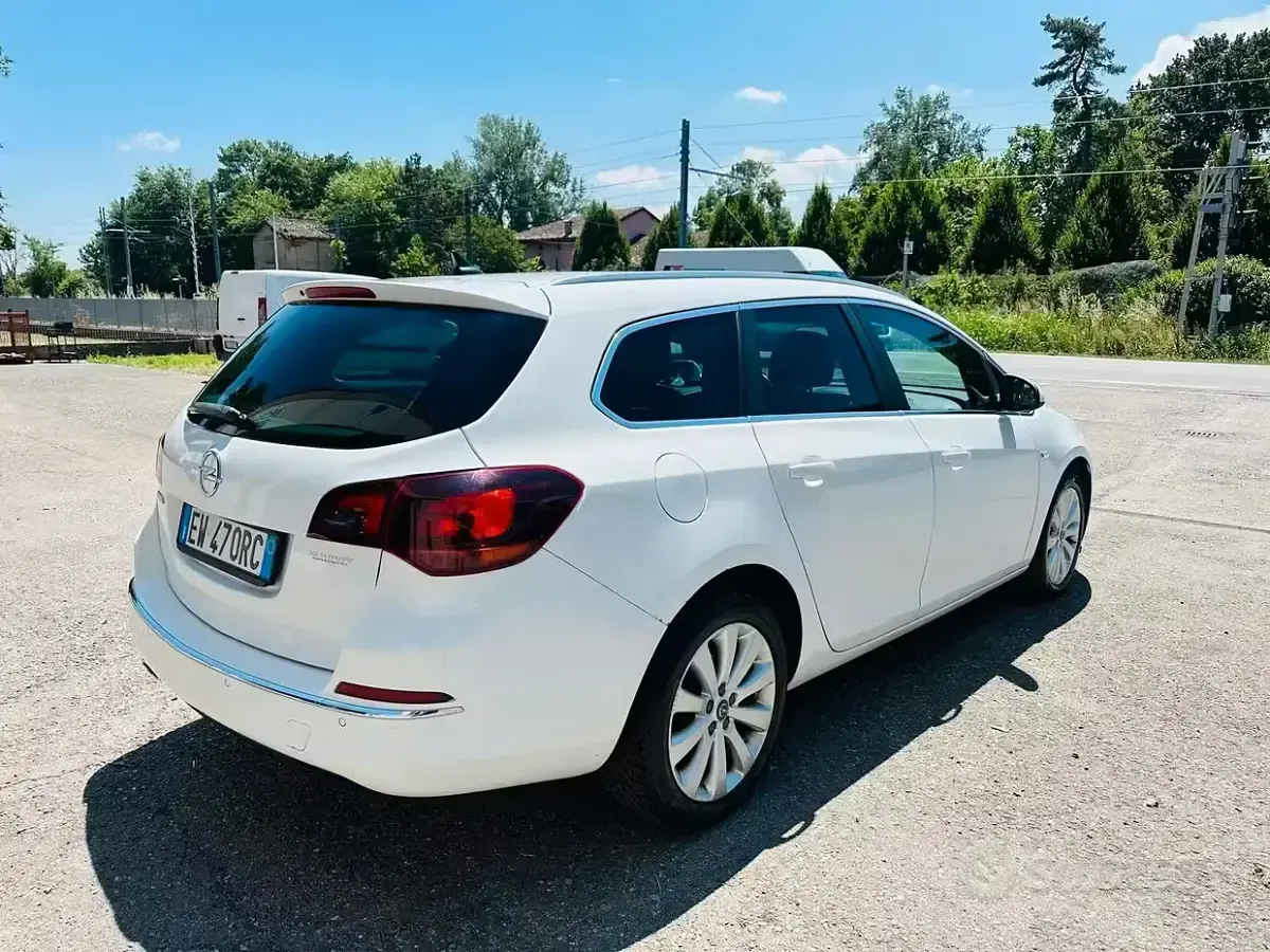 Usata Opel Astra Cosmo 140 CV (102 kW) 2014 Bianco Station wagon