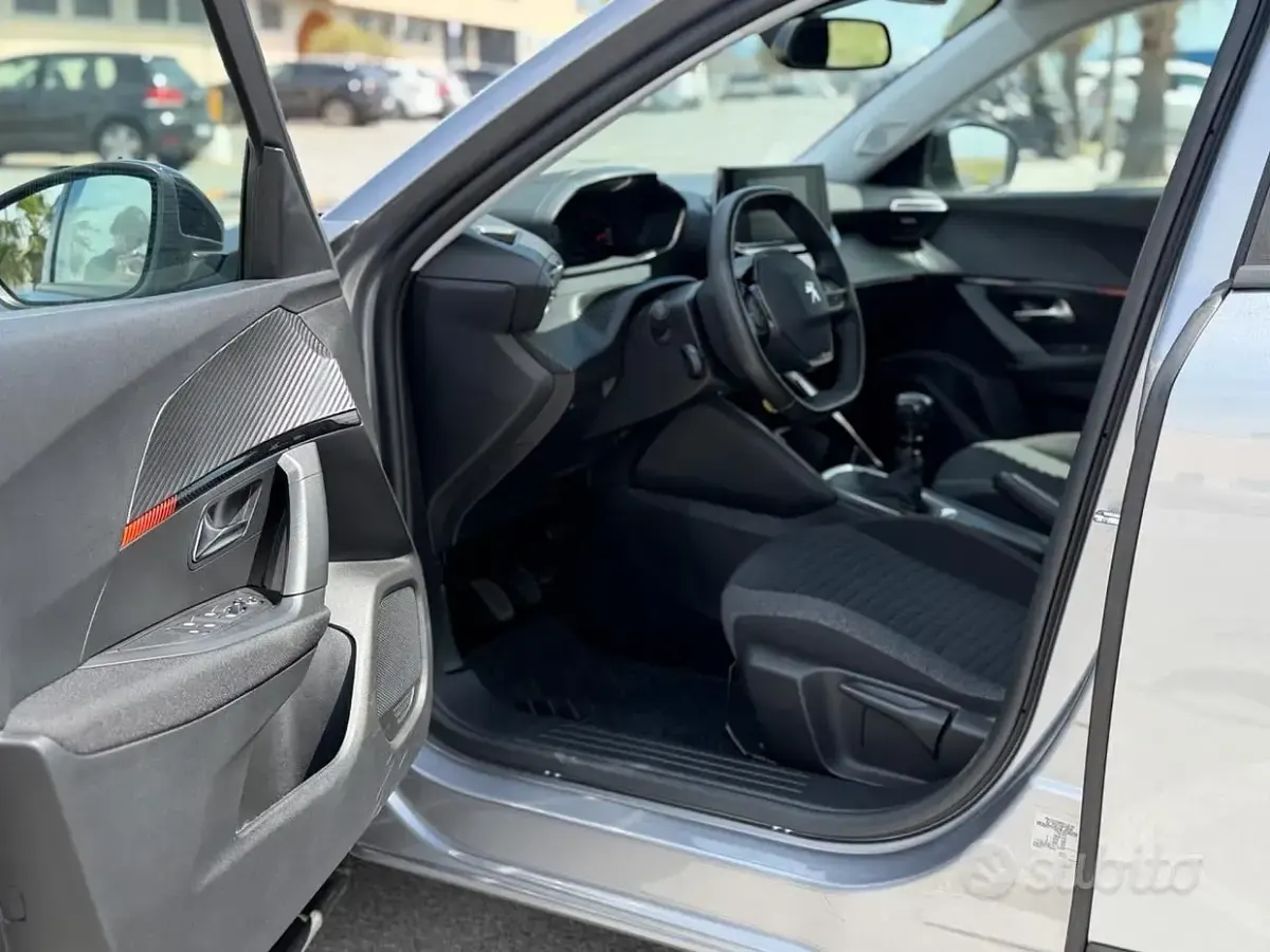 Usado Peugeot 2008 Allure 110 CV (80 kW) 2022 Gris SUV