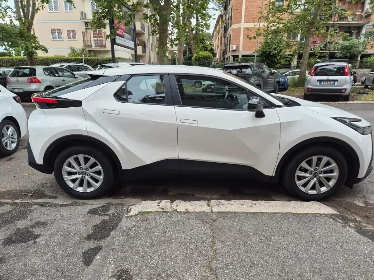 Usata Toyota C-HR Active 97 CV (71 kW) 2025 Bianco SUV