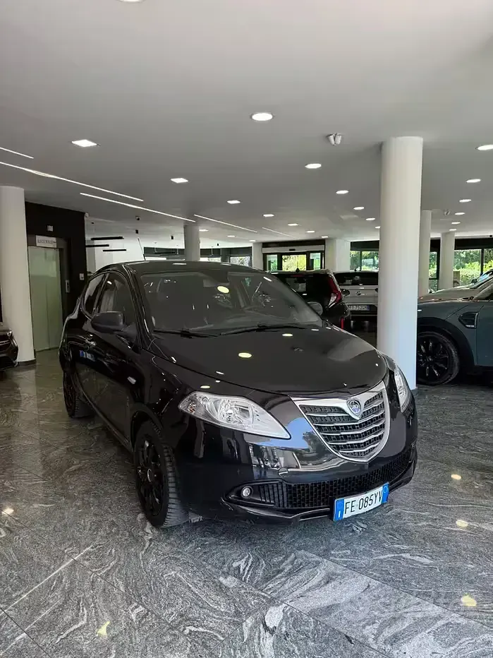 Usata Lancia Ypsilon Platinum 69 CV (50 kW) 2016 Nero Utilitaria