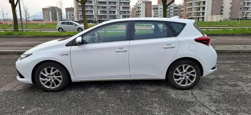 Usata Toyota Auris Hybrid Active 99 CV (72 kW) 2015 Bianco Berlina