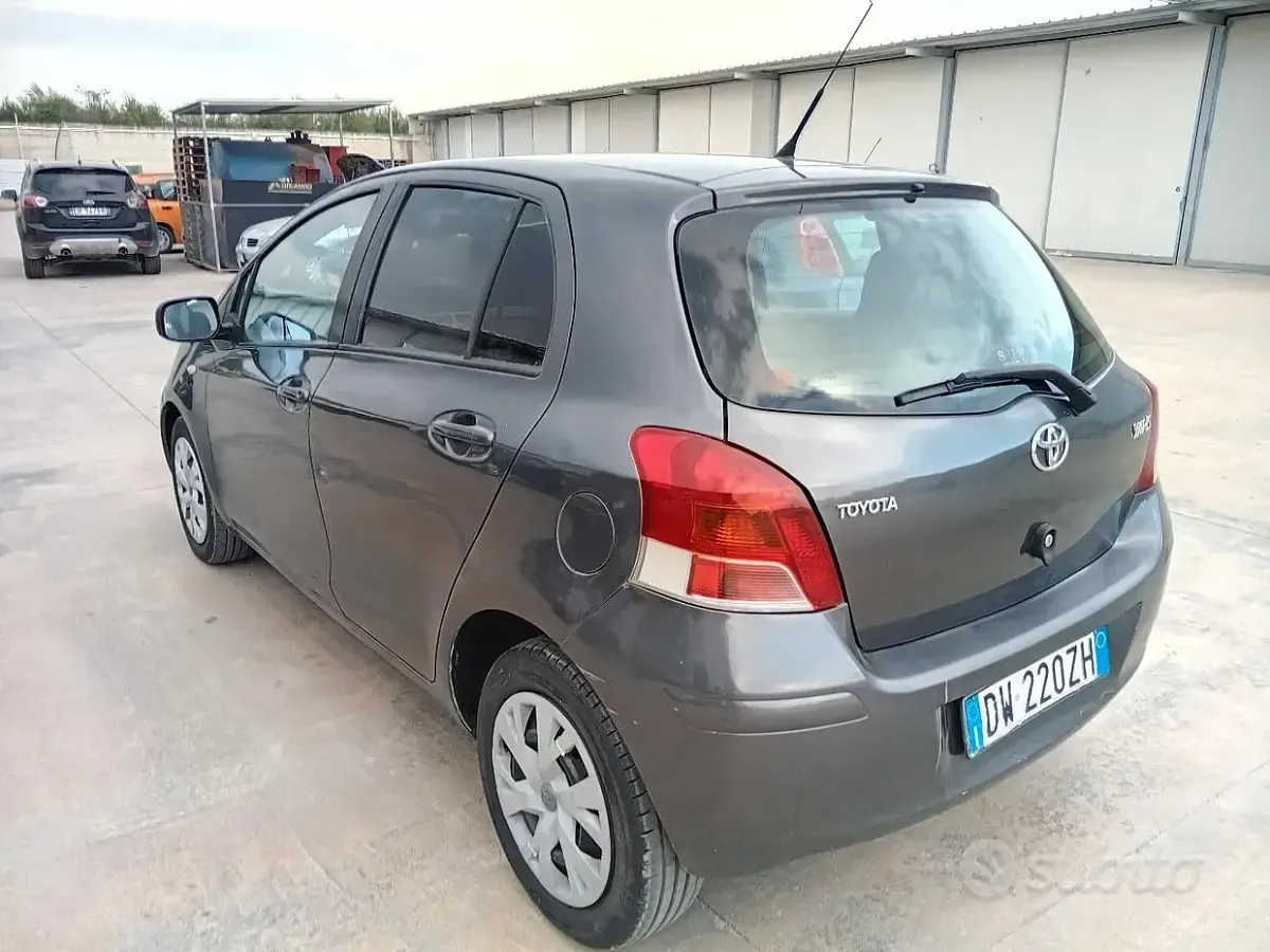 Usata Toyota Yaris 90 CV (66 kW) 2010 Grigio Utilitaria