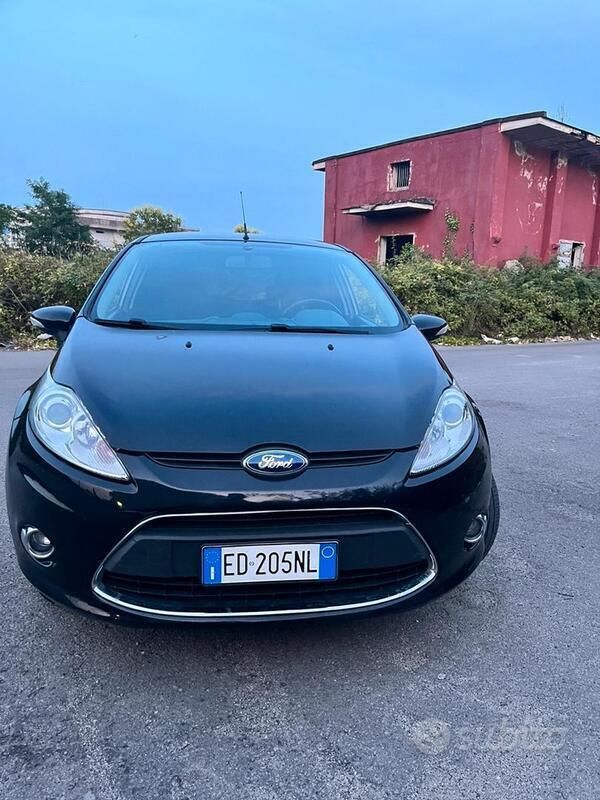 Nero Usata 2010 Ford Fiesta Due volumi | 4000 € (Buon prezzo) - Immagine 1/4