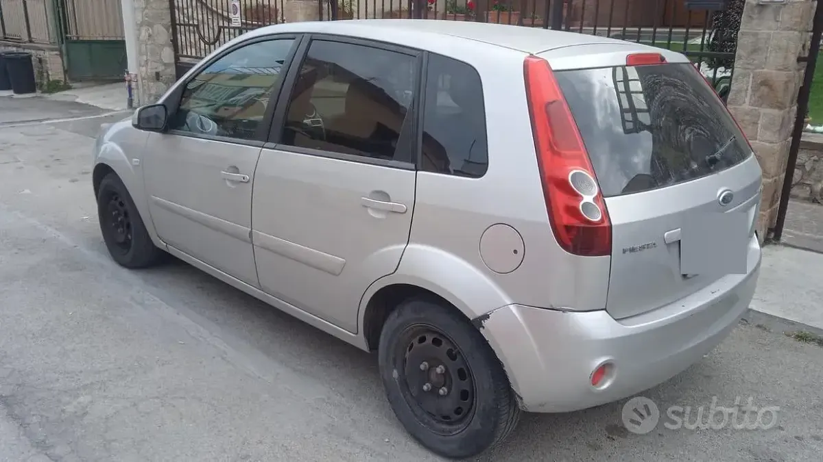 Usata Ford Fiesta 68 CV (50 kW) 2007 Grigio Utilitaria