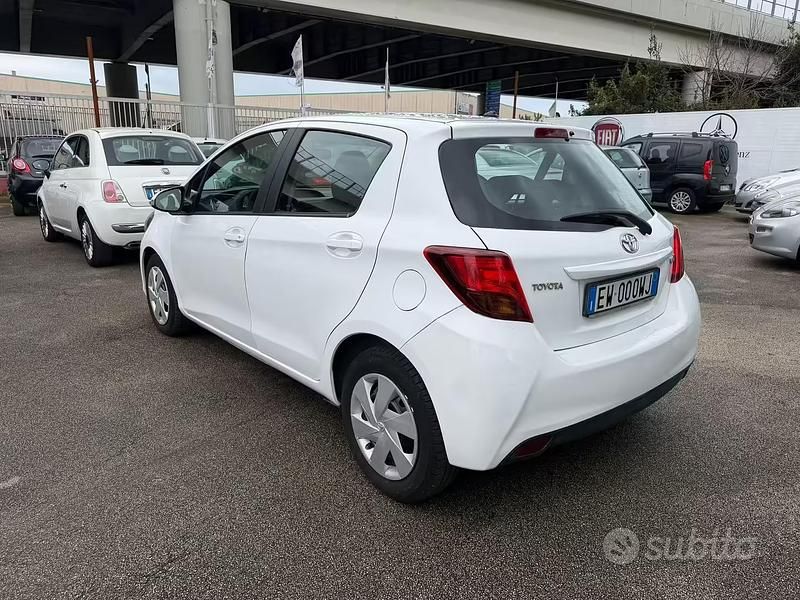 Usata Toyota Yaris 90 CV (66 kW) 2014 Bianco Utilitaria
