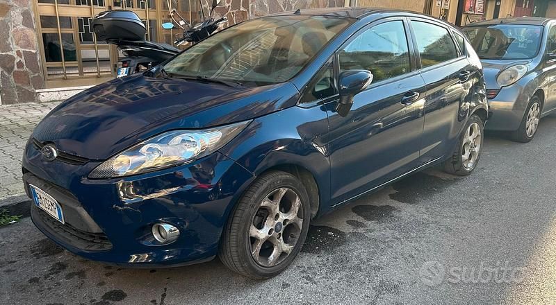 Usata Ford Fiesta 96 CV (70 kW) 2012 Blu Utilitaria