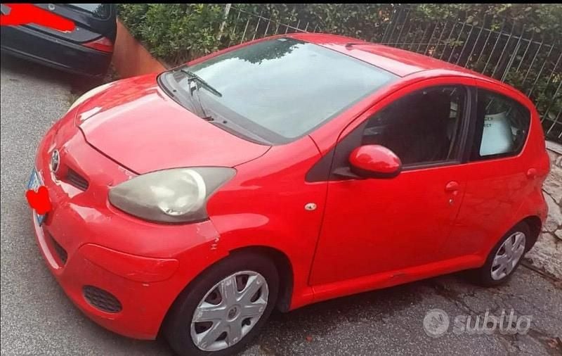 Usata Toyota Aygo Connect Style 68 CV (50 kW) 2011 Rosso Utilitaria