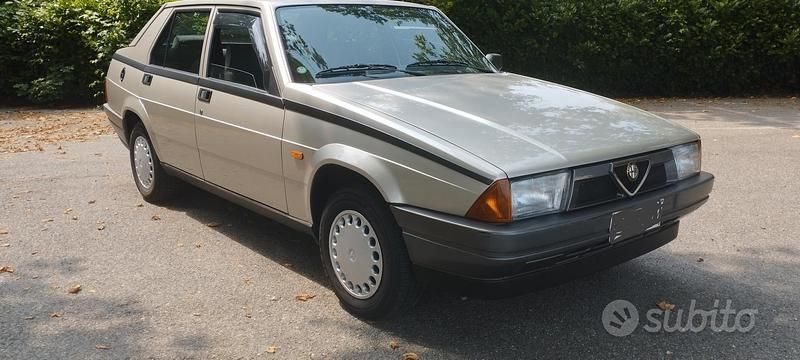Usata Alfa Romeo 75 1989 Grigio Berlina