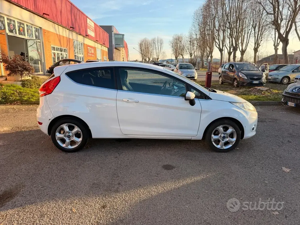 Usata Ford Fiesta 82 CV (60 kW) 2012 Bianco Berlina