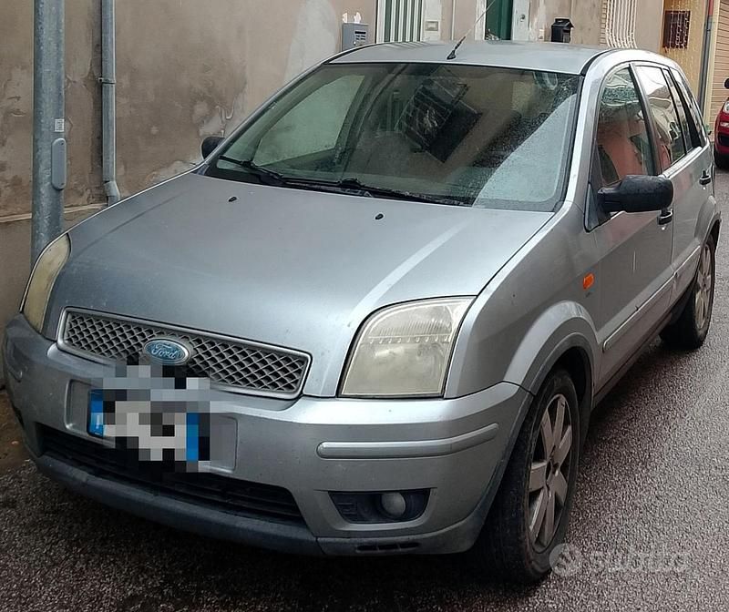 Usata 2005 Ford Fusion Tre volumi | 2500 € (Cara) - Immagine 1/4