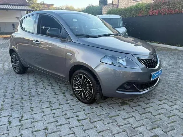 Usata Lancia Ypsilon Gold 69 CV (50 kW) 2022 Grigio scuro Utilitaria
