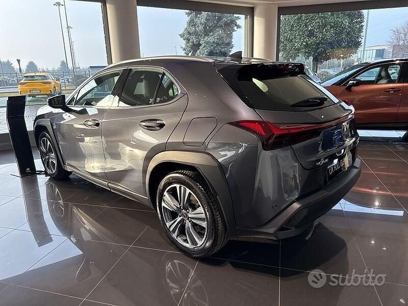 Usata Lexus UX 300e Luxury Line 150 kW (204 CV) 2024 Grigio SUV