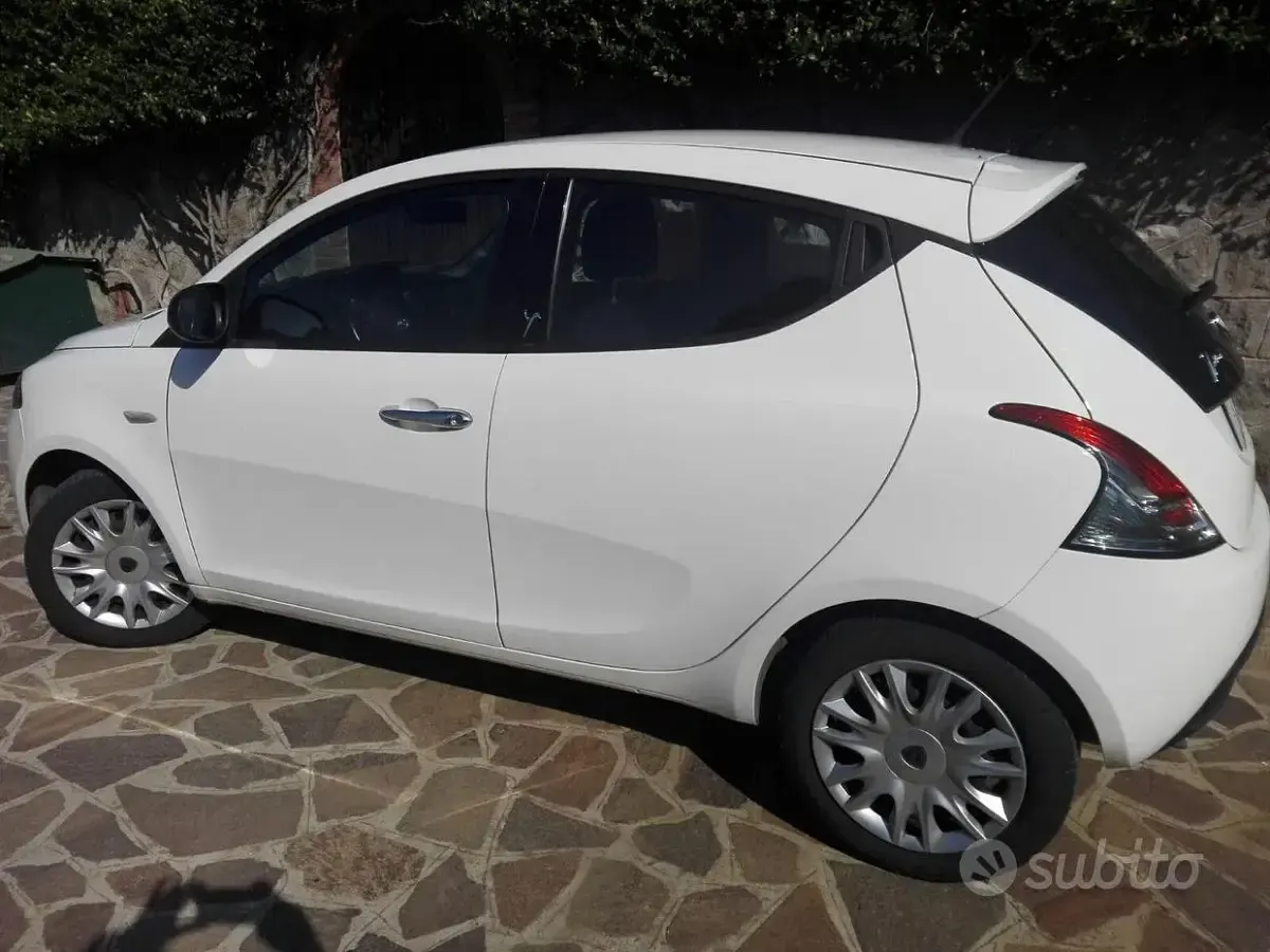 Usata Lancia Ypsilon 95 CV (69 kW) 2013 Bianco Utilitaria