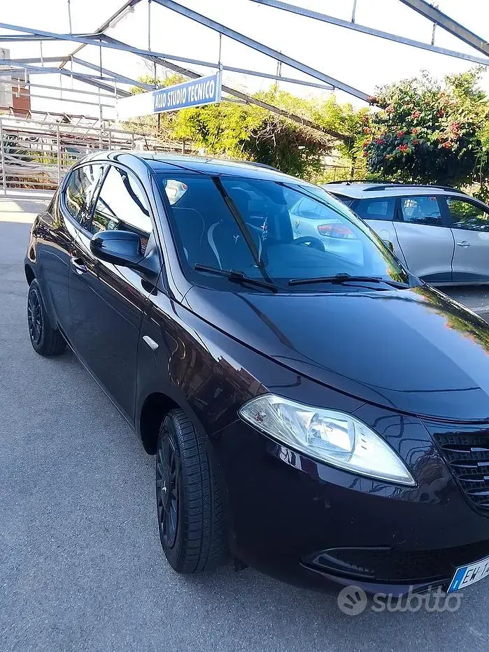 Usata Lancia Ypsilon 85 CV (62 kW) 2014 Viola Utilitaria