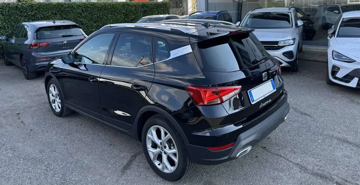 Käytetty Seat Arona FR 116 HP (85 kW) 2025 Musta Katumaasturi