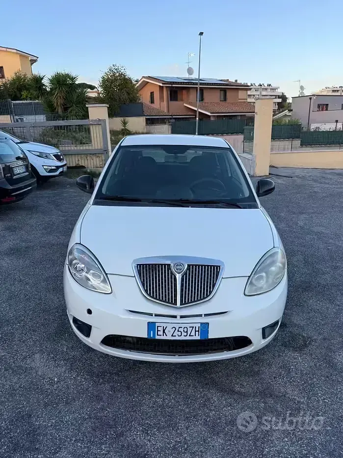 Usado Lancia Ypsilon Silver 69 HP (50 kW) 2012 Branco Citadino
