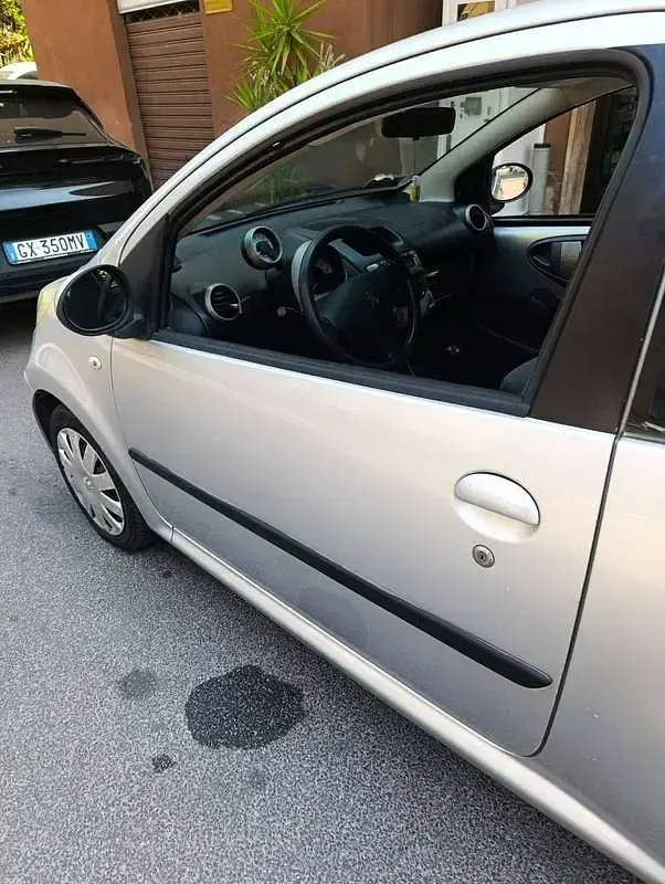 Usata Peugeot 107 68 CV (50 kW) 2006 Argento Utilitaria