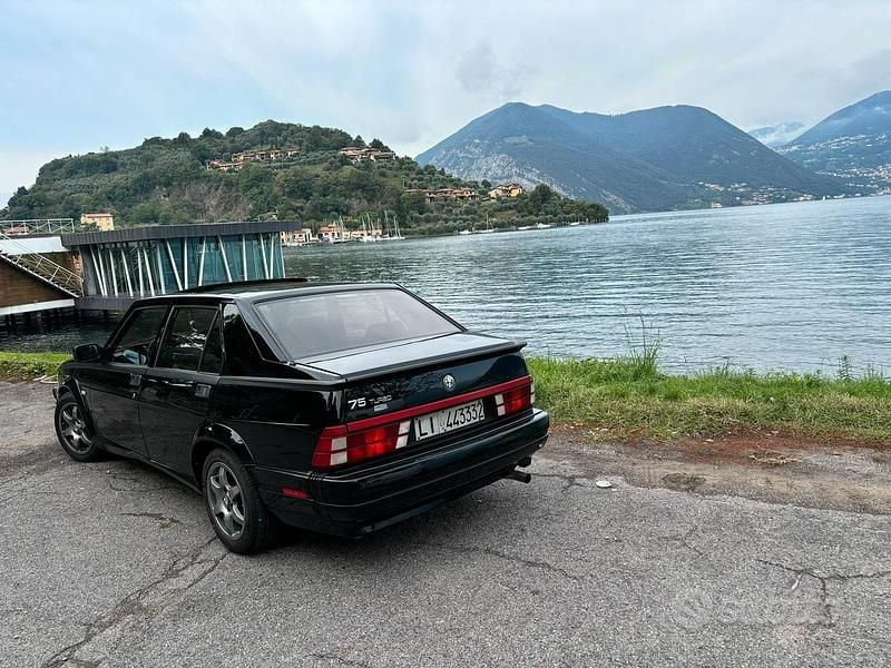 Usata Alfa Romeo 75 155 CV (114 kW) 1989 Nero Berlina