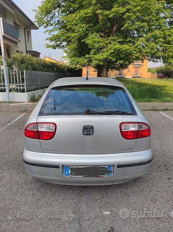Usata Seat Leon 105 CV (77 kW) 2002 Grigio Utilitaria