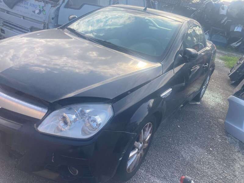 Usata Opel Tigra Edition 69 CV (50 kW) 2005 Nero Station wagon
