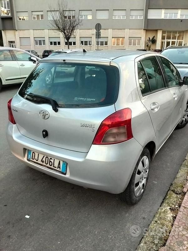 Usata Toyota Yaris 100 CV (73 kW) 2013 Grigio Utilitaria