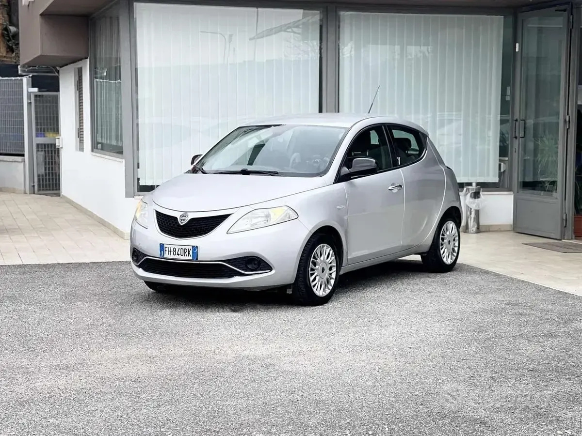 Usata Lancia Ypsilon 69 CV (50 kW) 2017 Grigio Utilitaria