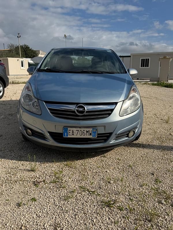 Usata Opel Corsa 90 CV (66 kW) 2010 Argento Utilitaria